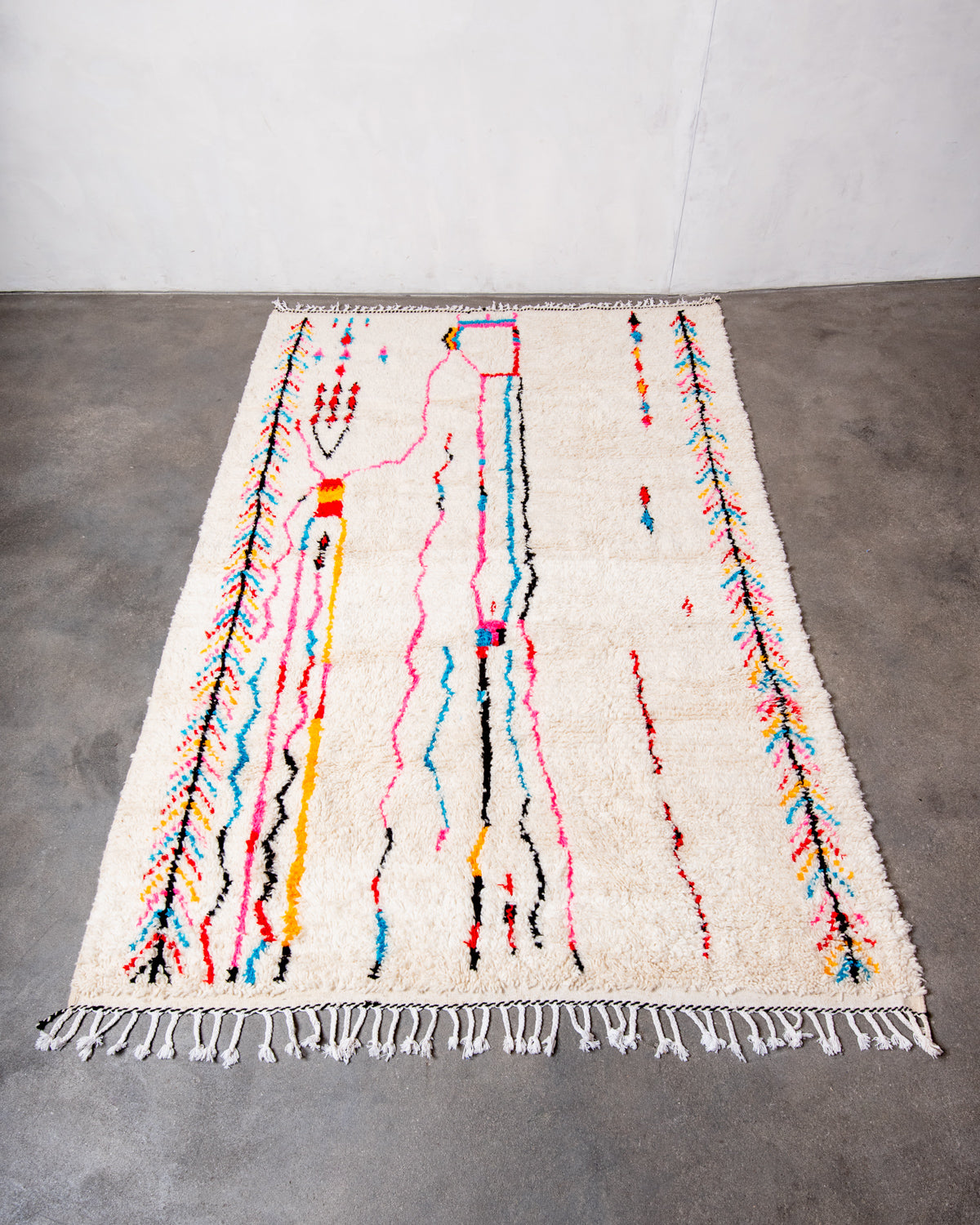 Modern designer handcrafted Berber rug from Morocco. Azilal rug with beautiful colors and patterns. Made of sheep’s wool and colourful cotton.